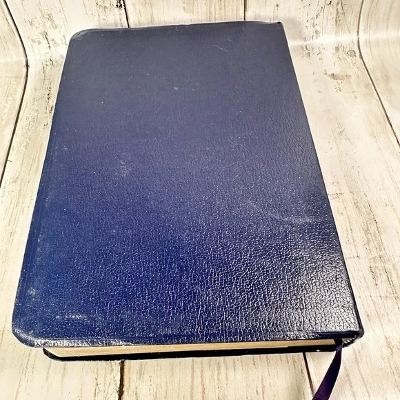 Andrews Study Bible NKJV 2010 Andrews University Press Dark Blue Light Wear - Picture 4 of 16